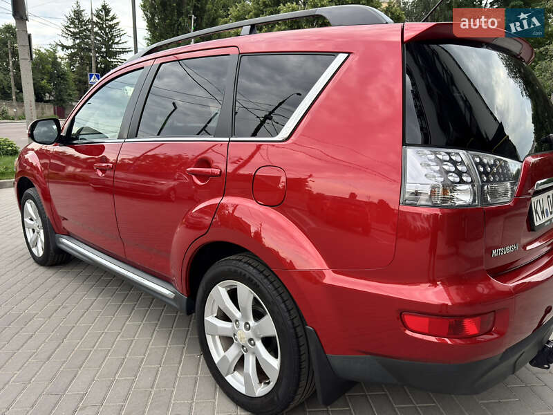 Позашляховик / Кросовер Mitsubishi Outlander XL 2011 в Житомирі