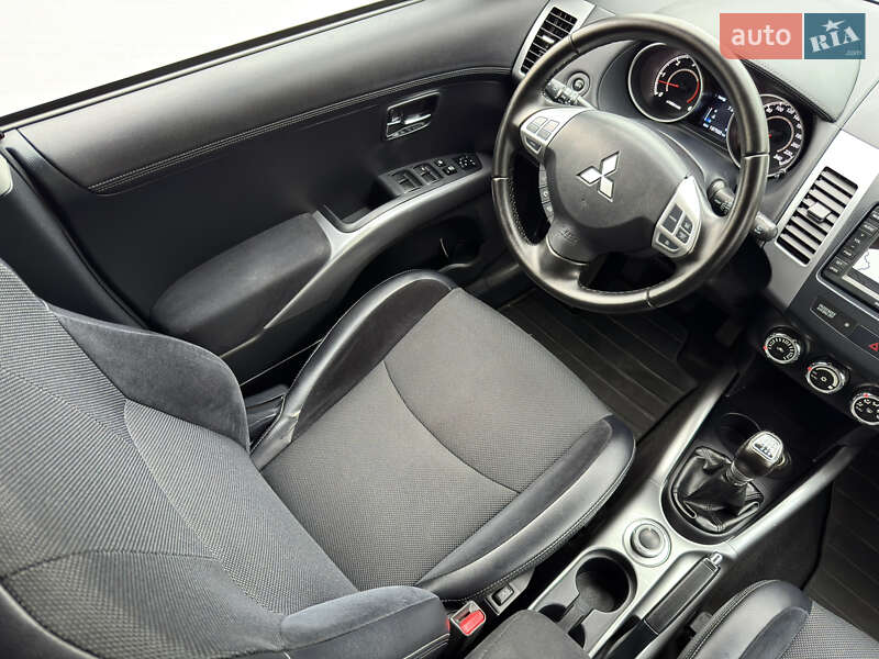 Позашляховик / Кросовер Mitsubishi Outlander XL 2011 в Житомирі