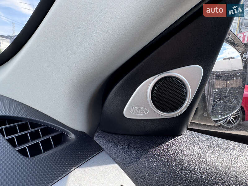 Внедорожник / Кроссовер Mitsubishi Outlander XL 2010 в Киеве