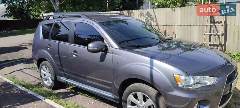 Внедорожник / Кроссовер Mitsubishi Outlander XL 2011 в Смеле