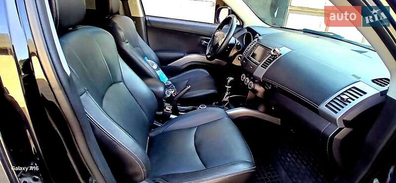 Позашляховик / Кросовер Mitsubishi Outlander XL 2011 в Кам'янському