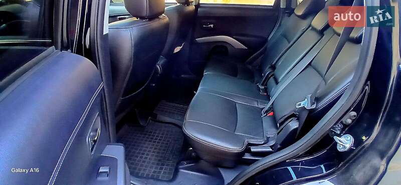Позашляховик / Кросовер Mitsubishi Outlander XL 2011 в Кам'янському