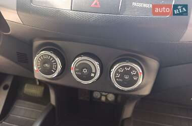 Внедорожник / Кроссовер Mitsubishi Outlander XL 2010 в 