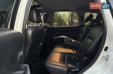 Позашляховик / Кросовер Mitsubishi Outlander XL 2010 в 