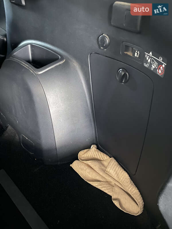 Внедорожник / Кроссовер Mitsubishi Outlander XL 2012 в Александрие