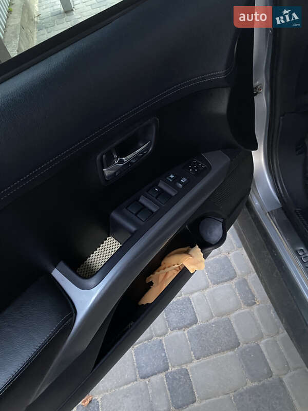 Внедорожник / Кроссовер Mitsubishi Outlander XL 2012 в Александрие