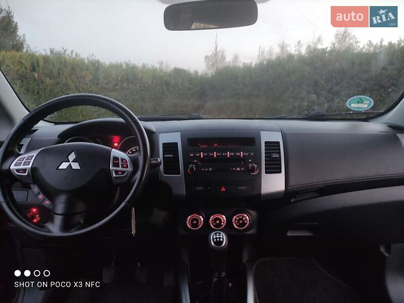Внедорожник / Кроссовер Mitsubishi Outlander XL 2011 в Змиеве
