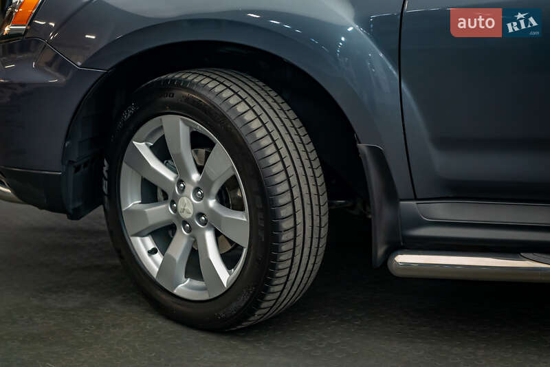 Внедорожник / Кроссовер Mitsubishi Outlander XL 2010 в Киеве