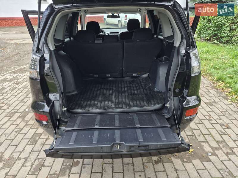 Внедорожник / Кроссовер Mitsubishi Outlander XL 2010 в Черновцах