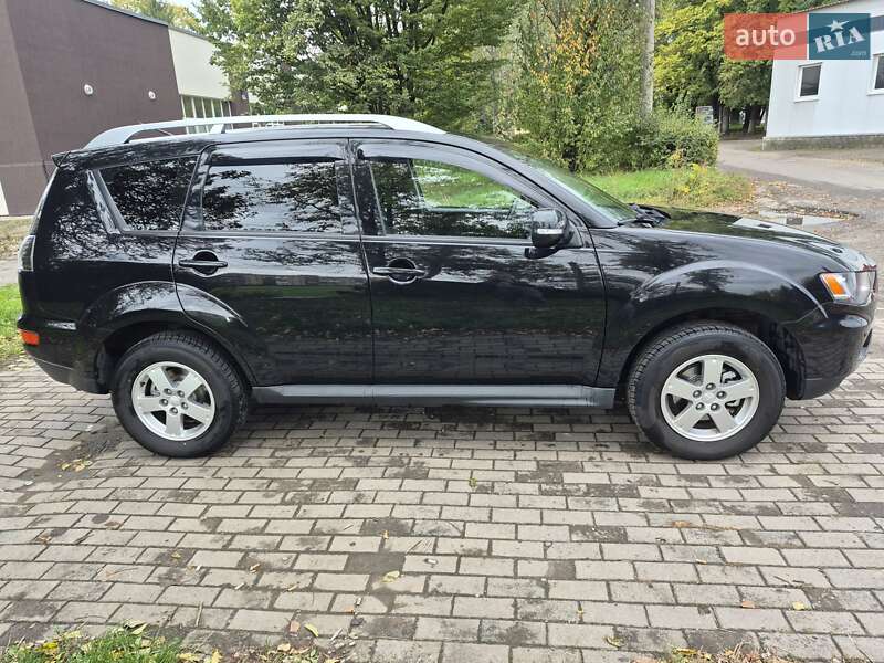 Внедорожник / Кроссовер Mitsubishi Outlander XL 2010 в Черновцах