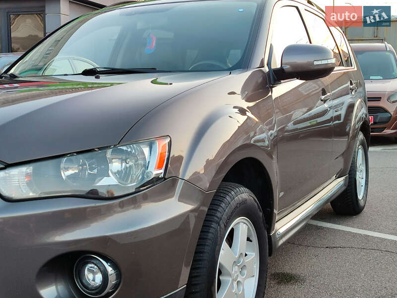 Позашляховик / Кросовер Mitsubishi Outlander XL 2010 в Києві