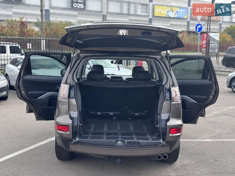 Позашляховик / Кросовер Mitsubishi Outlander XL 2010 в Києві