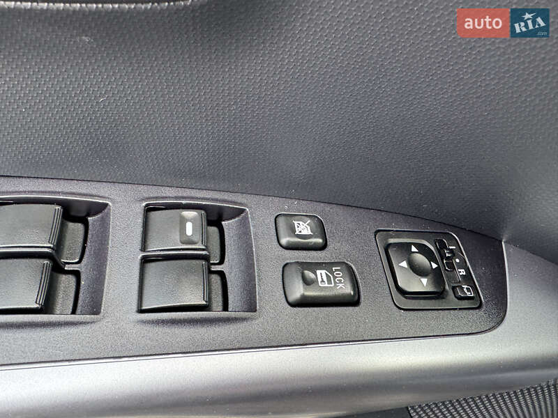 Позашляховик / Кросовер Mitsubishi Outlander XL 2010 в Києві