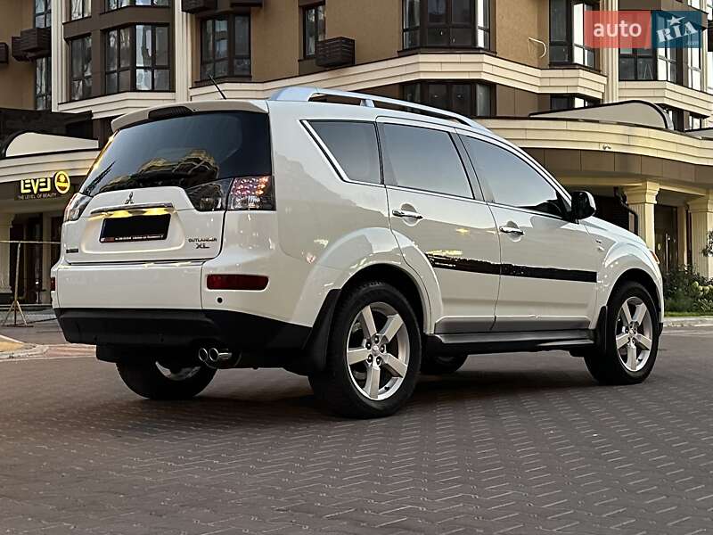 Позашляховик / Кросовер Mitsubishi Outlander XL 2010 в Києві