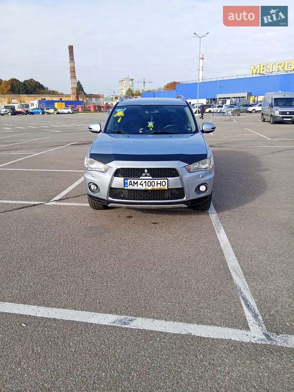 Позашляховик / Кросовер Mitsubishi Outlander XL 2010 в Житомирі
