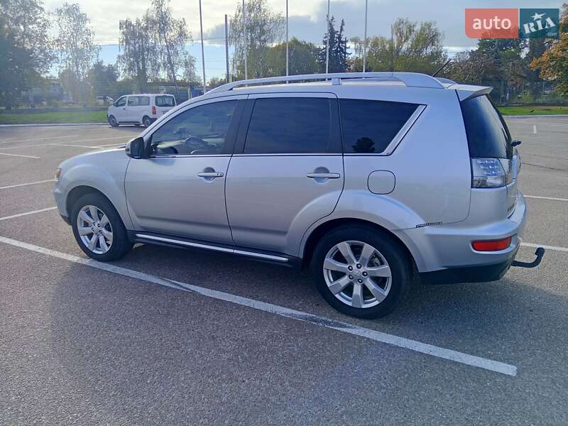Позашляховик / Кросовер Mitsubishi Outlander XL 2010 в Житомирі