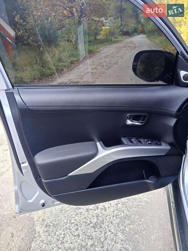 Позашляховик / Кросовер Mitsubishi Outlander XL 2010 в Житомирі