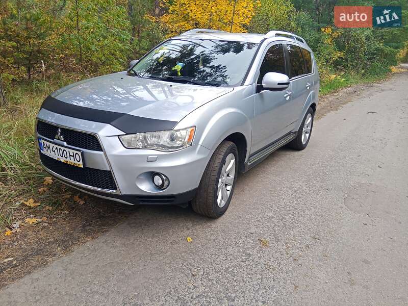 Позашляховик / Кросовер Mitsubishi Outlander XL 2010 в Житомирі