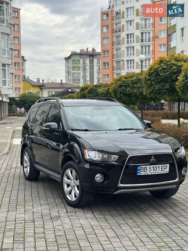 Позашляховик / Кросовер Mitsubishi Outlander XL 2012 в 