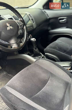 Позашляховик / Кросовер Mitsubishi Outlander XL 2012 в 