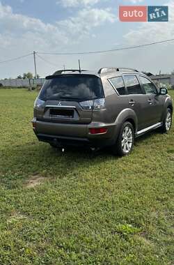 Позашляховик / Кросовер Mitsubishi Outlander XL 2011 в  фото 2 Позашляховик / Кросовер Mitsubishi Outlander XL 2011 в