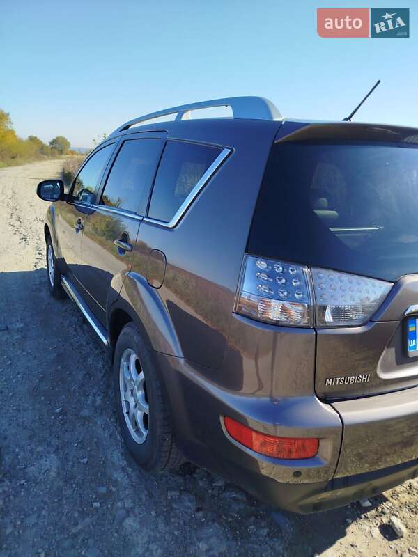 Внедорожник / Кроссовер Mitsubishi Outlander XL 2010 в Самборе фото 6 Внедорожник / Кроссовер Mitsubishi Outlander XL 2010 в Самборе