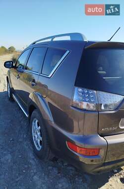 Позашляховик / Кросовер Mitsubishi Outlander XL 2010 в  фото 6 Позашляховик / Кросовер Mitsubishi Outlander XL 2010 в