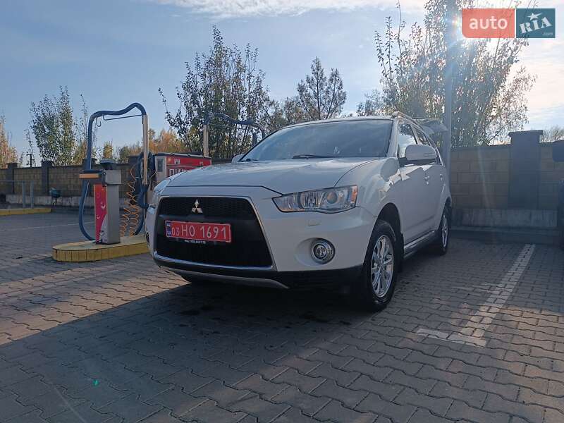 Позашляховик / Кросовер Mitsubishi Outlander XL 2011 в 