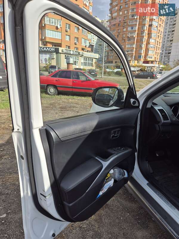 Позашляховик / Кросовер Mitsubishi Outlander XL 2011 в Києві фото 8 Позашляховик / Кросовер Mitsubishi Outlander XL 2011 в Києві