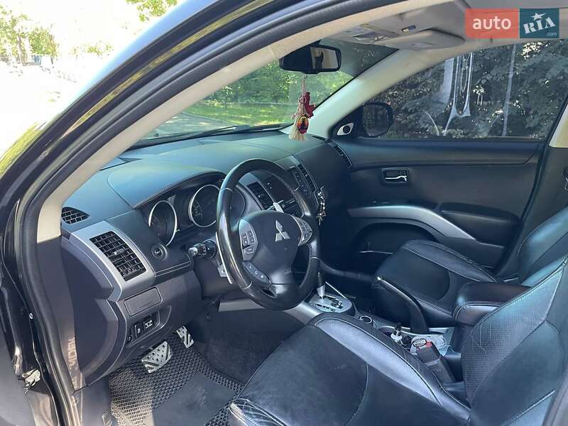 Внедорожник / Кроссовер Mitsubishi Outlander XL 2012 в Полтаве