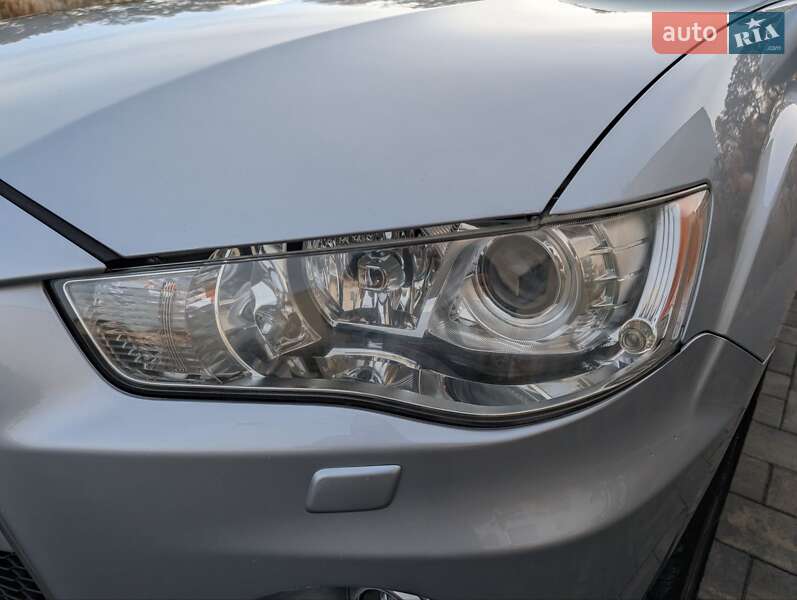 Внедорожник / Кроссовер Mitsubishi Outlander XL 2012 в Луцке