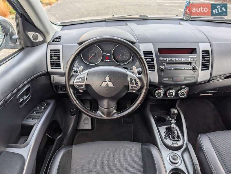 Внедорожник / Кроссовер Mitsubishi Outlander XL 2012 в Луцке