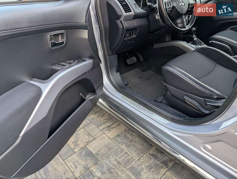 Внедорожник / Кроссовер Mitsubishi Outlander XL 2012 в Луцке