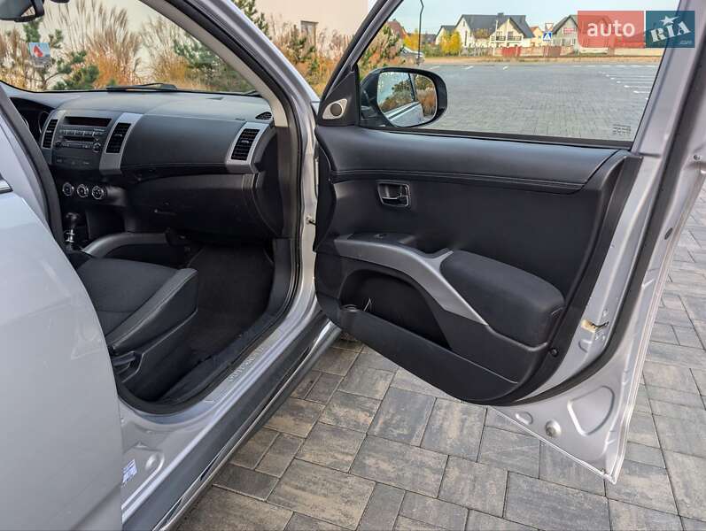 Внедорожник / Кроссовер Mitsubishi Outlander XL 2012 в Луцке