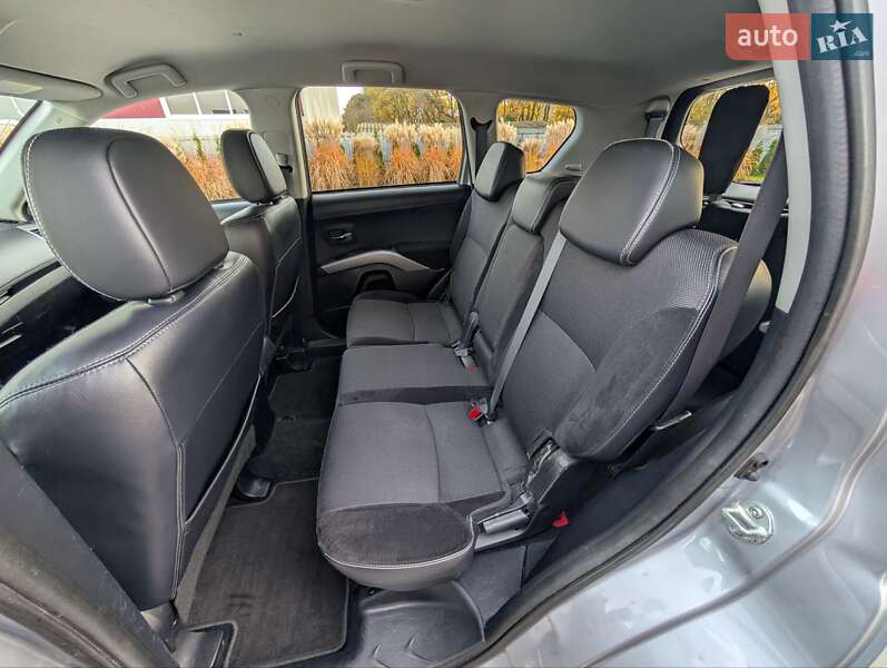 Внедорожник / Кроссовер Mitsubishi Outlander XL 2012 в Луцке