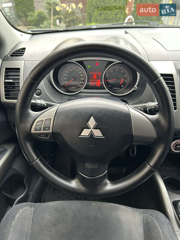 Позашляховик / Кросовер Mitsubishi Outlander XL 2009 в Жовтих Водах фото 11 Позашляховик / Кросовер Mitsubishi Outlander XL 2009 в Жовтих Водах