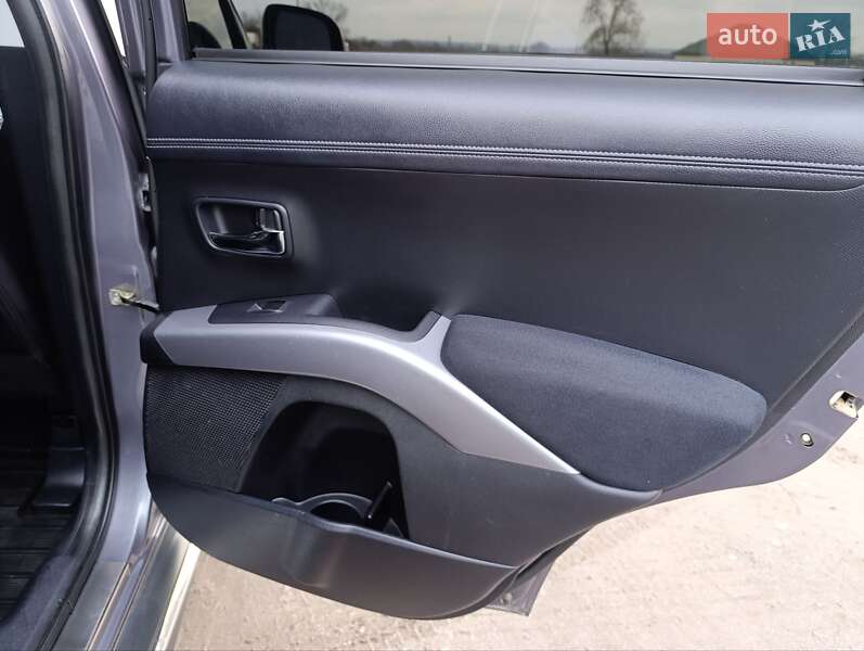 Позашляховик / Кросовер Mitsubishi Outlander XL 2010 в Теофіполі