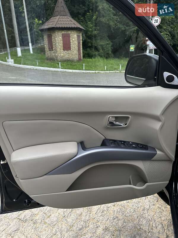 Позашляховик / Кросовер Mitsubishi Outlander XL 2007 в Чернівцях