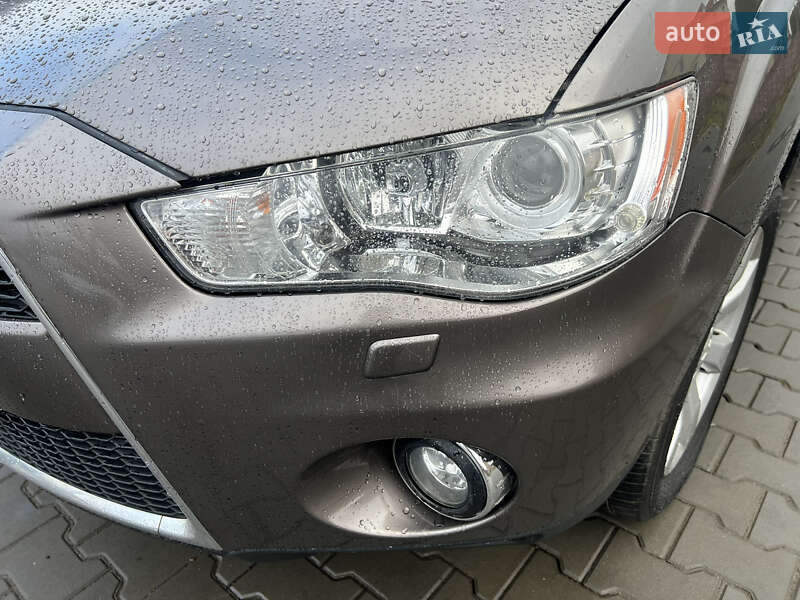 Внедорожник / Кроссовер Mitsubishi Outlander XL 2011 в Луцке