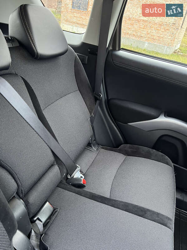 Внедорожник / Кроссовер Mitsubishi Outlander XL 2011 в Луцке