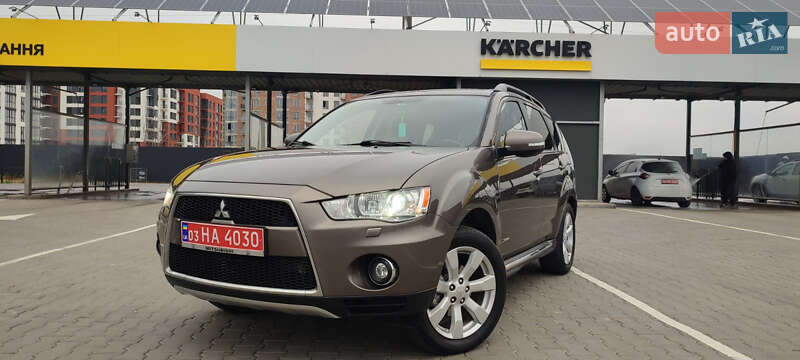 Внедорожник / Кроссовер Mitsubishi Outlander XL 2011 в Луцке