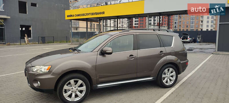 Внедорожник / Кроссовер Mitsubishi Outlander XL 2011 в Луцке