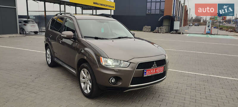 Внедорожник / Кроссовер Mitsubishi Outlander XL 2011 в Луцке