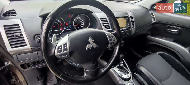 Внедорожник / Кроссовер Mitsubishi Outlander XL 2011 в Луцке