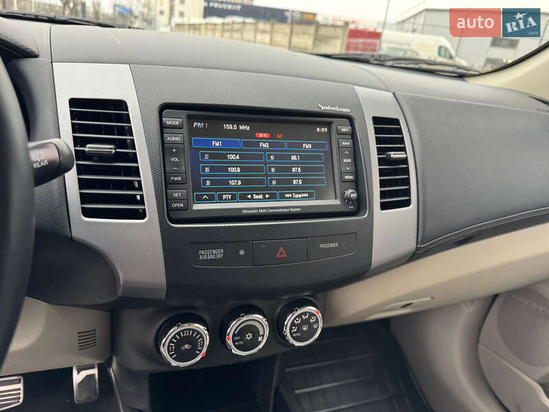 Позашляховик / Кросовер Mitsubishi Outlander XL 2011 в Івано-Франківську