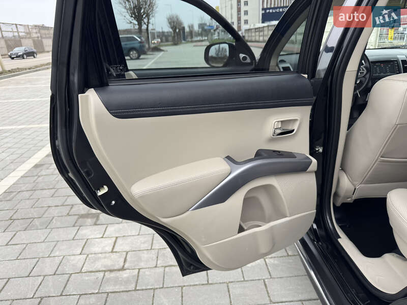 Позашляховик / Кросовер Mitsubishi Outlander XL 2011 в Івано-Франківську