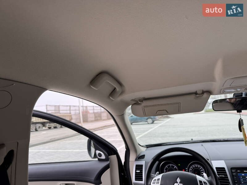 Позашляховик / Кросовер Mitsubishi Outlander XL 2011 в Івано-Франківську