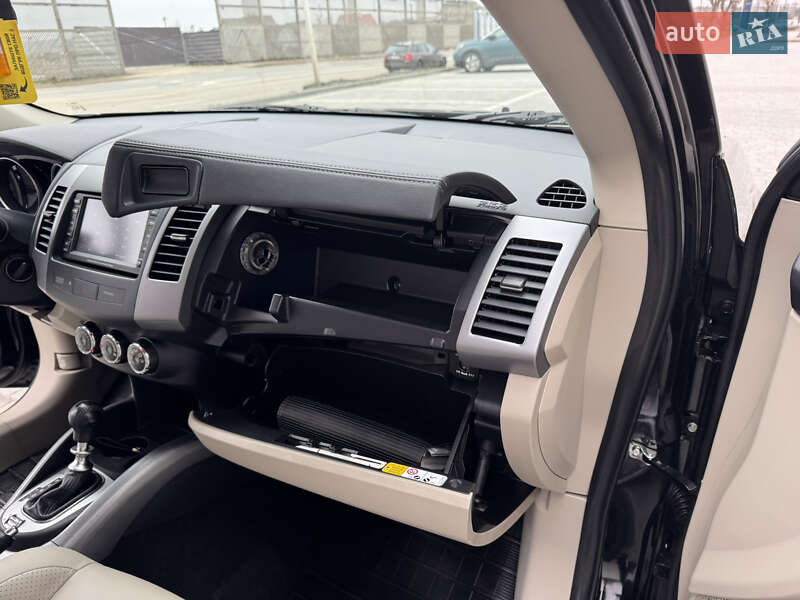 Позашляховик / Кросовер Mitsubishi Outlander XL 2011 в Івано-Франківську