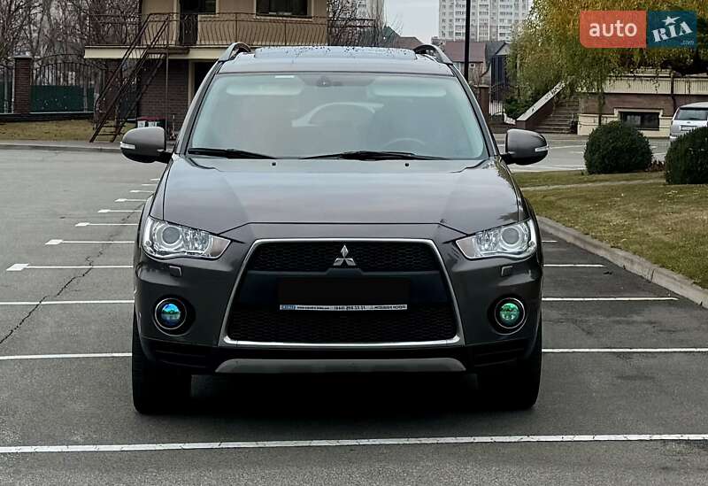 Внедорожник / Кроссовер Mitsubishi Outlander XL 2011 в Киеве