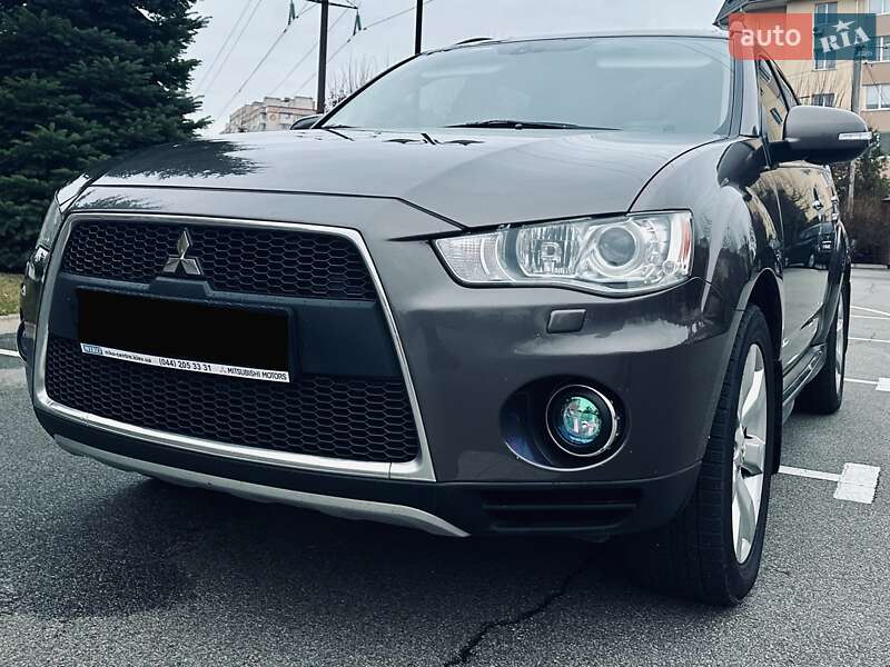 Внедорожник / Кроссовер Mitsubishi Outlander XL 2011 в Киеве